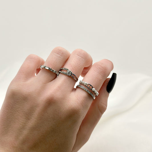 Composition de bagues argentées réglable en acier inoxydable en forme de nœud avec des strass et des perles blanches