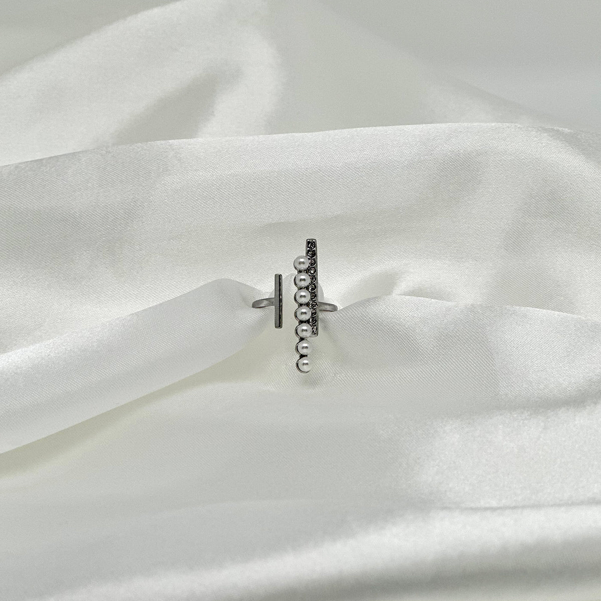 Bague ajustable argentée en acier inoxydable avec des perles et des strass
