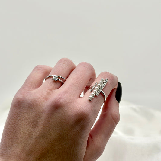 Composition de bagues ajustables argentées en acier inoxydable avec des stras et des perles