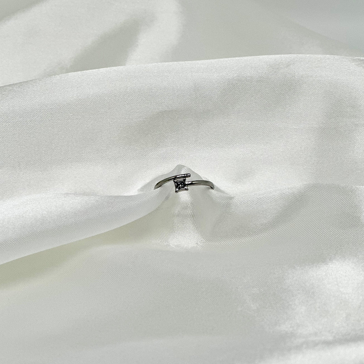 Bague ajustable argentée en acier inoxydable avec un strass