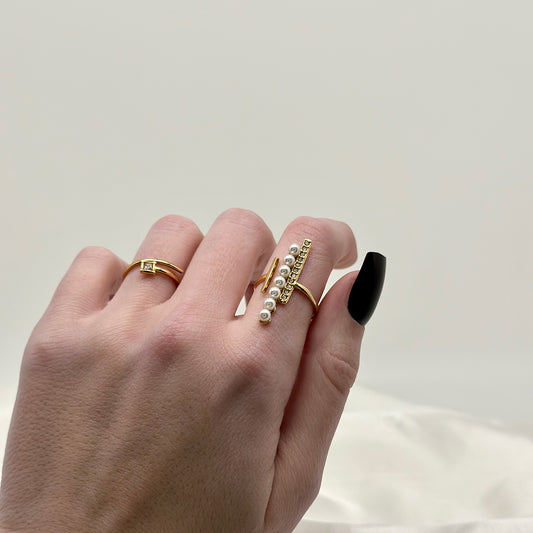 Composition de bagues ajustables dorées en acier inoxydable avec des stras et des perles