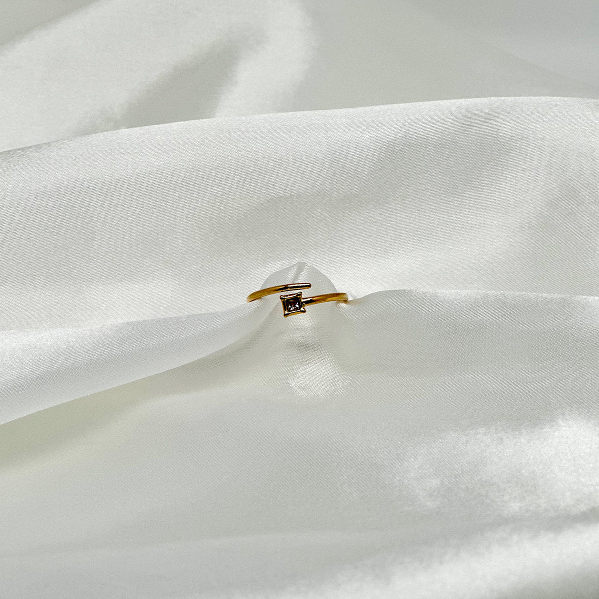 Bague ajustable dorée en acier inoxydable avec un strass