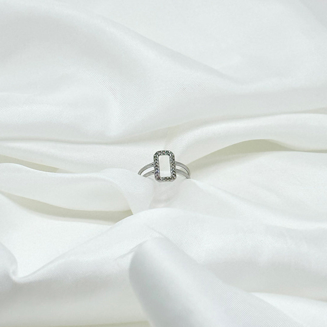 Bague argentée réglable avec un cadre de pierres de Jeana Jewelry