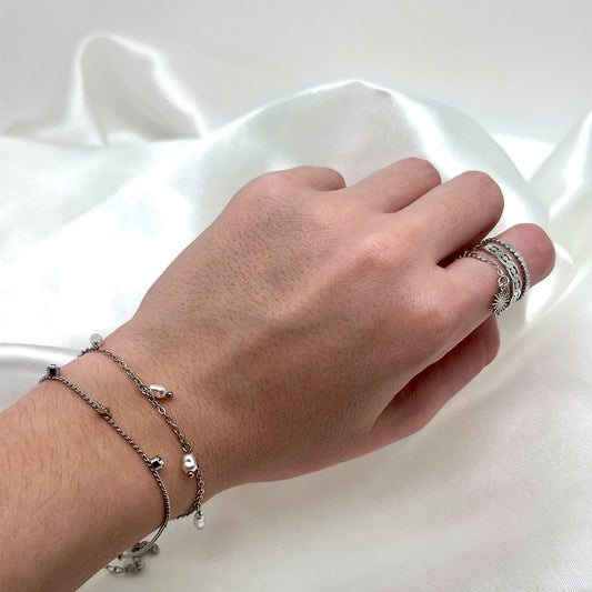 Composition de bracelets fins argentés avec des perles et des stras en pendentifs en acier inoxydable de Jeana Jewelry