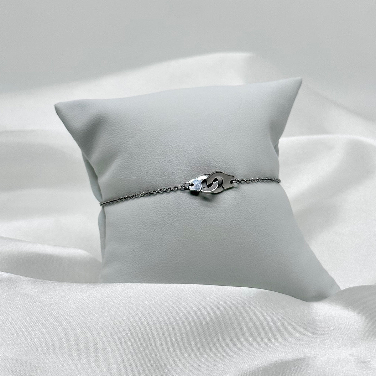 Bracelet argentée en acier inoxydable en forme de menotte
