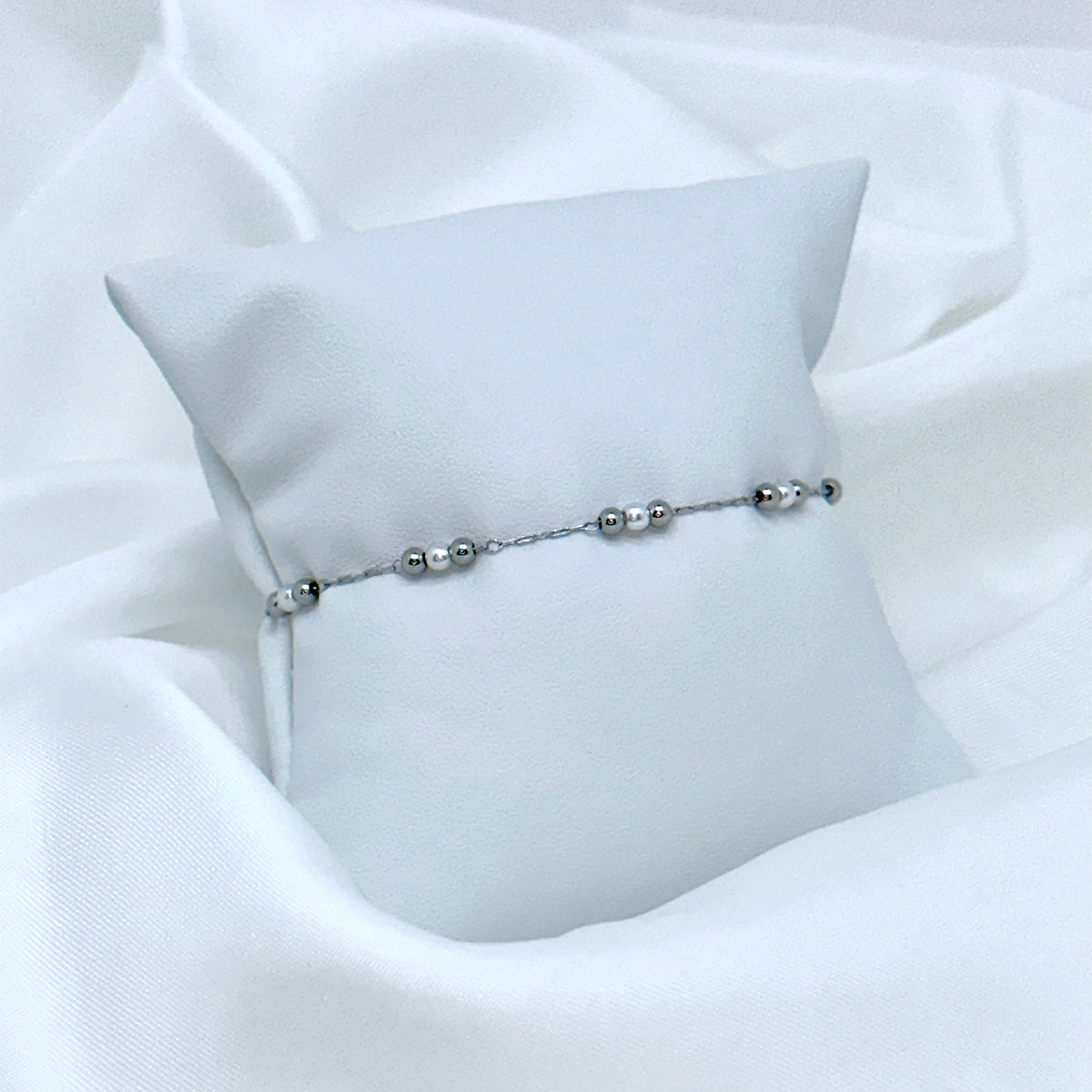 Bracelet argenté en acier inoxydable et avec des petites perles de Jeana Jewelry