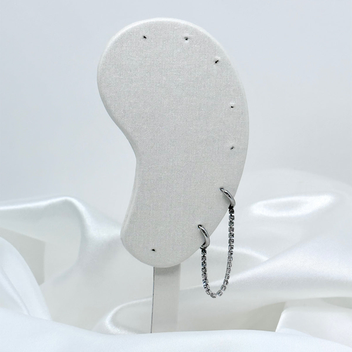 Mono boucle d'oreille double lobes argentée en acier inoxydable et avec des pierres de Jeana Jewelry