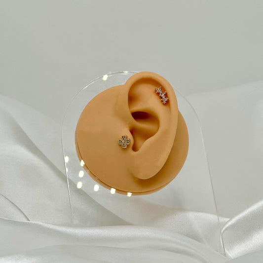 Composition de piercing dorés en forme de fleur et de cristaux