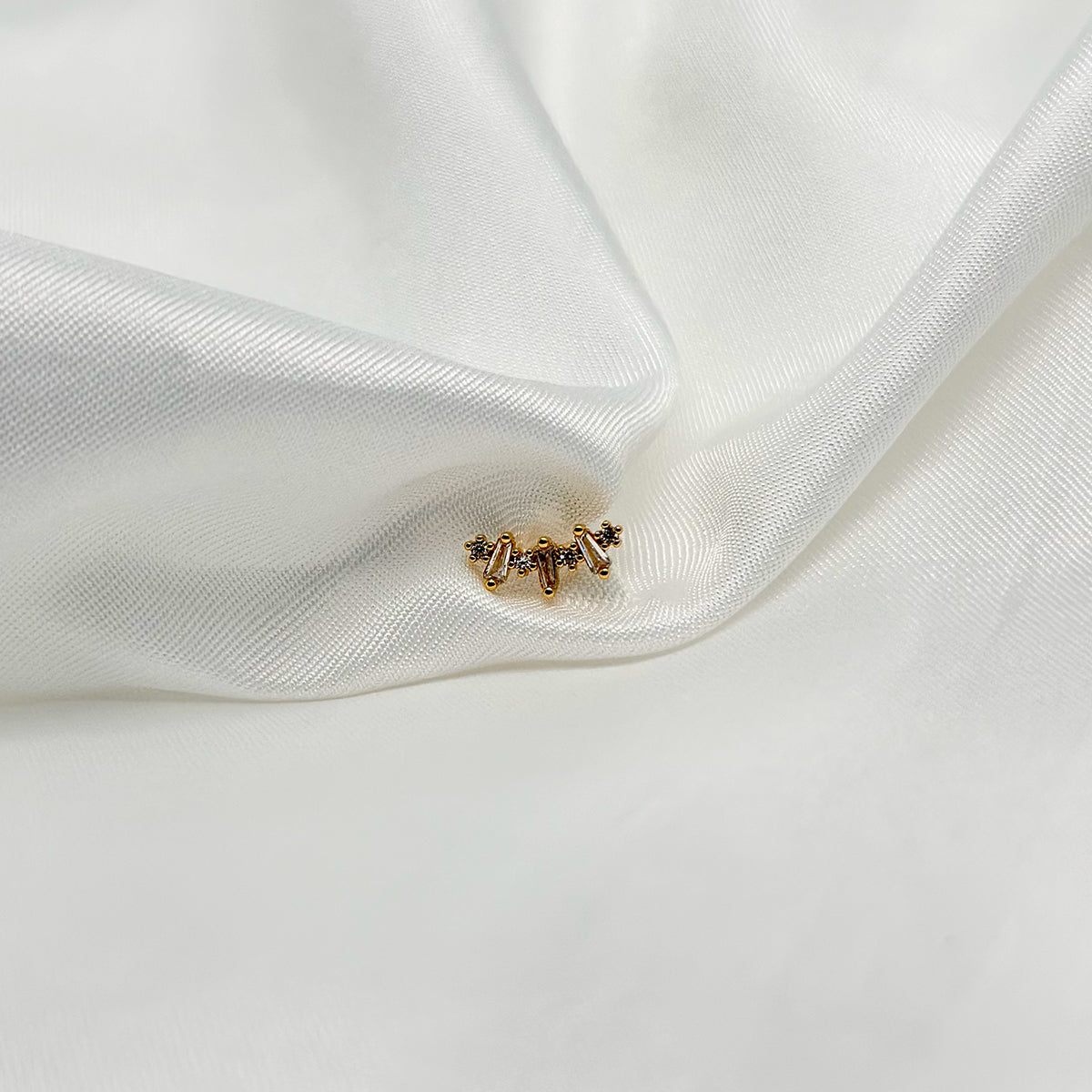 Piercing doré en acier inoxydable avec des petites pierres en forme de cristaux
