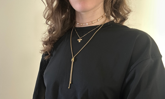 Comment superposer plusieurs colliers : le guide complet pour réussir ton layering en 2026