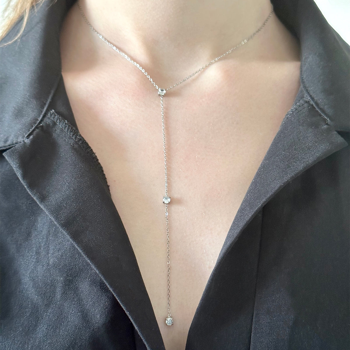 Collier cravate argenté en acier inoxydable avec trois strass