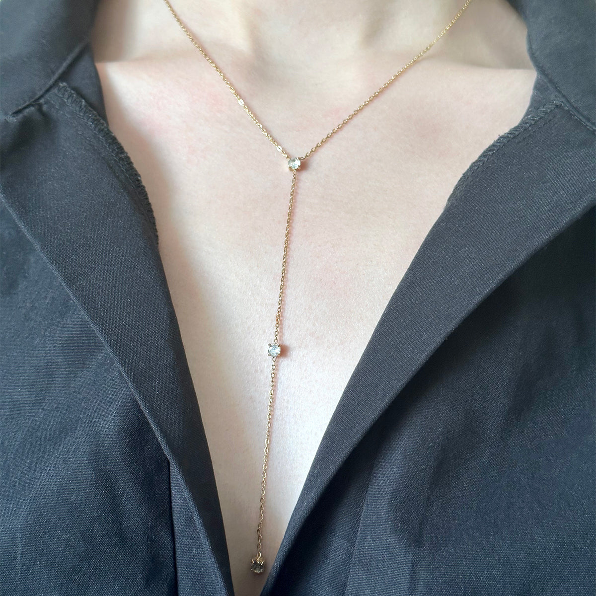 Collier cravate doré en acier inoxydable avec trois strass