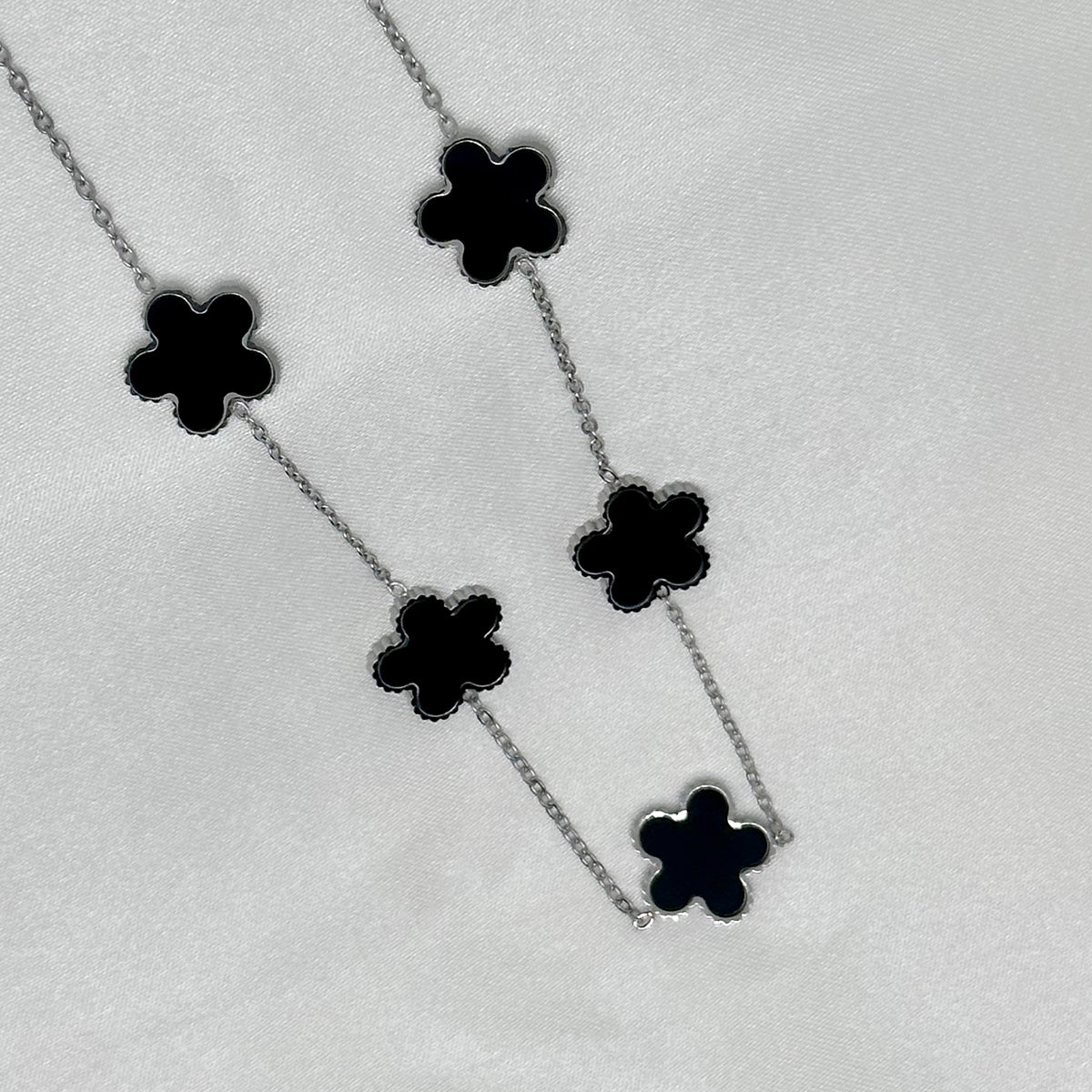 Collier argenté en acier inoxydable avec des fleurs noires