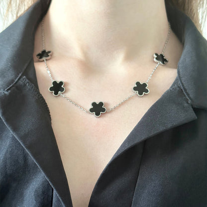 Collier argenté en acier inoxydable avec des fleurs noires