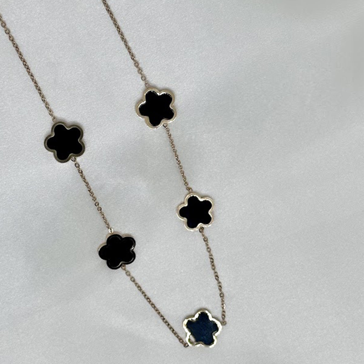 Collier doré en acier inoxydable avec des fleurs noires