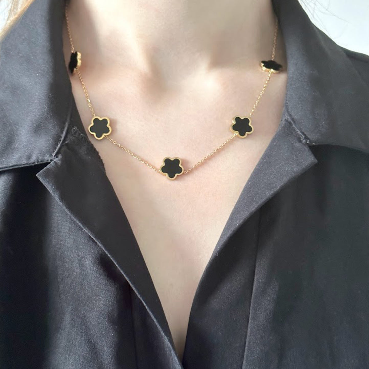 Collier doré en acier inoxydable avec des fleurs noires